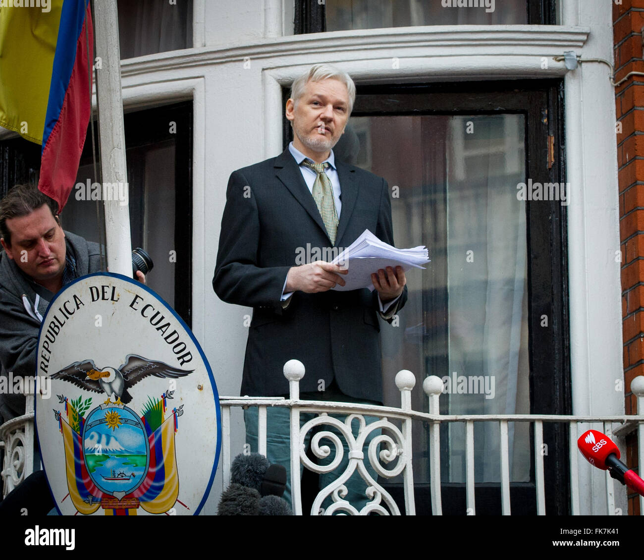 Julian Assange, waren Wikileaks Gründer der ecuadorianischen Botschaft in London spricht, dass er gelebt hat, seit es Asyl zu suchen, nachdem im Jahr 2012 ein Europäischen Haftbefehl gegen ihn ausgestellt wurde.  Mitwirkende: Julian Assange Where: London, Vereinigtes Königreich bei: 5. Februar 2016 Stockfoto