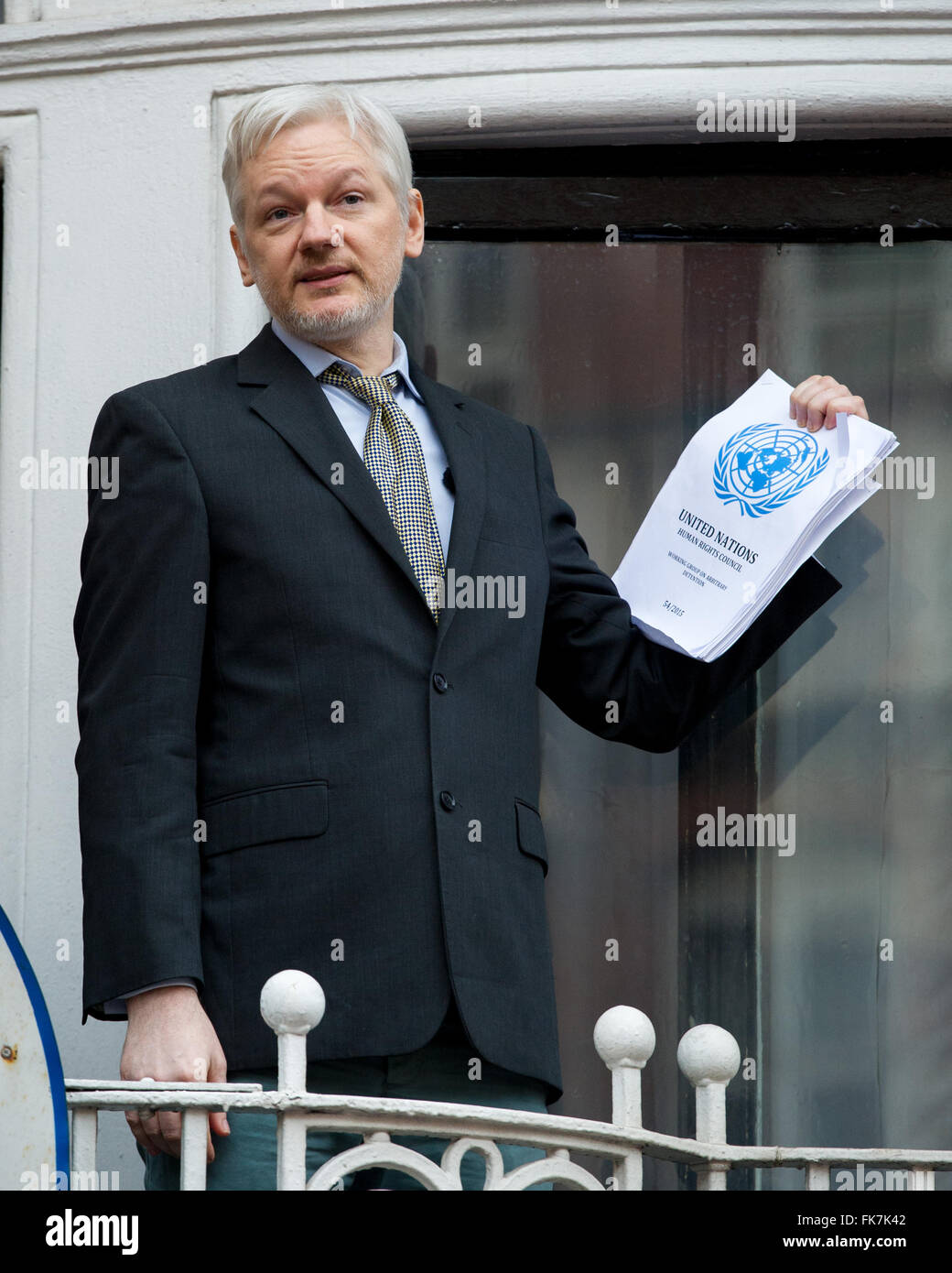 Julian Assange, waren Wikileaks Gründer der ecuadorianischen Botschaft in London spricht, dass er gelebt hat, seit es Asyl zu suchen, nachdem im Jahr 2012 ein Europäischen Haftbefehl gegen ihn ausgestellt wurde.  Mitwirkende: Julian Assange Where: London, Vereinigtes Königreich bei: 5. Februar 2016 Stockfoto