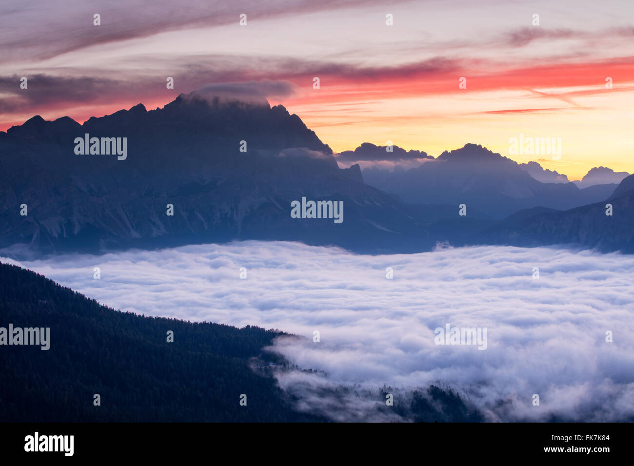 Morgendämmerung über Monte Cristallo & Cortina d ' Ampezzo von Cinque Torri, Dolomiten, Provinz Belluno, Region Venetien, Italien Stockfoto