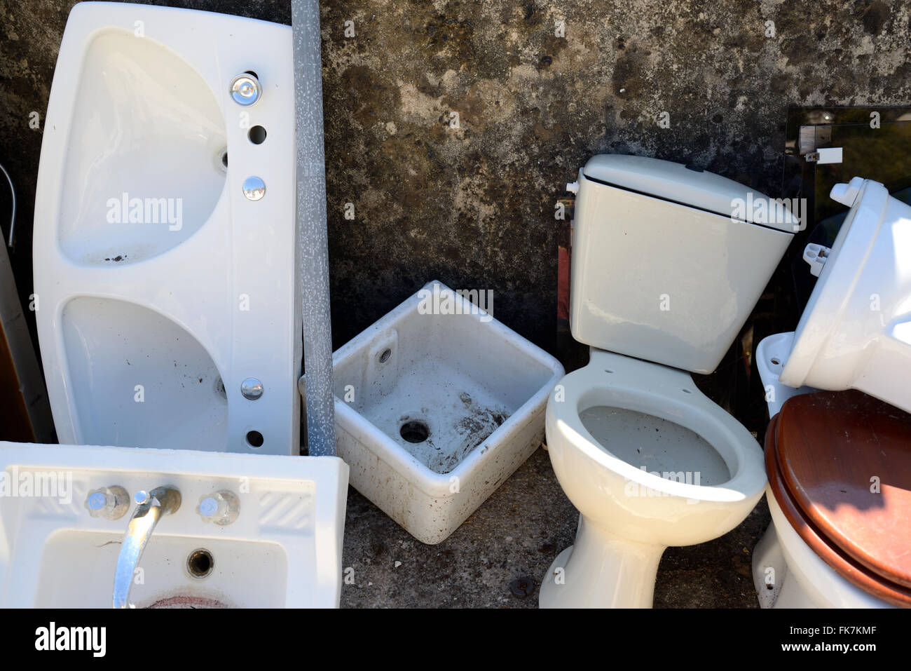 Recycling aus zweiter Hand oder gebrauchte alte Badezimmer Armaturen Waschbecken & Toiletten Stockfoto