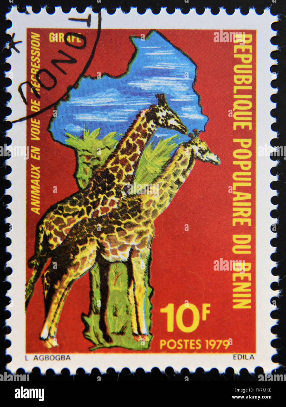 BENIN - ca. 1979: Briefmarke gedruckt in Benin gewidmet vom Aussterben bedrohte Tiere, zeigt Karte Afrikas und Giraffen, ca. 1979. Stockfoto