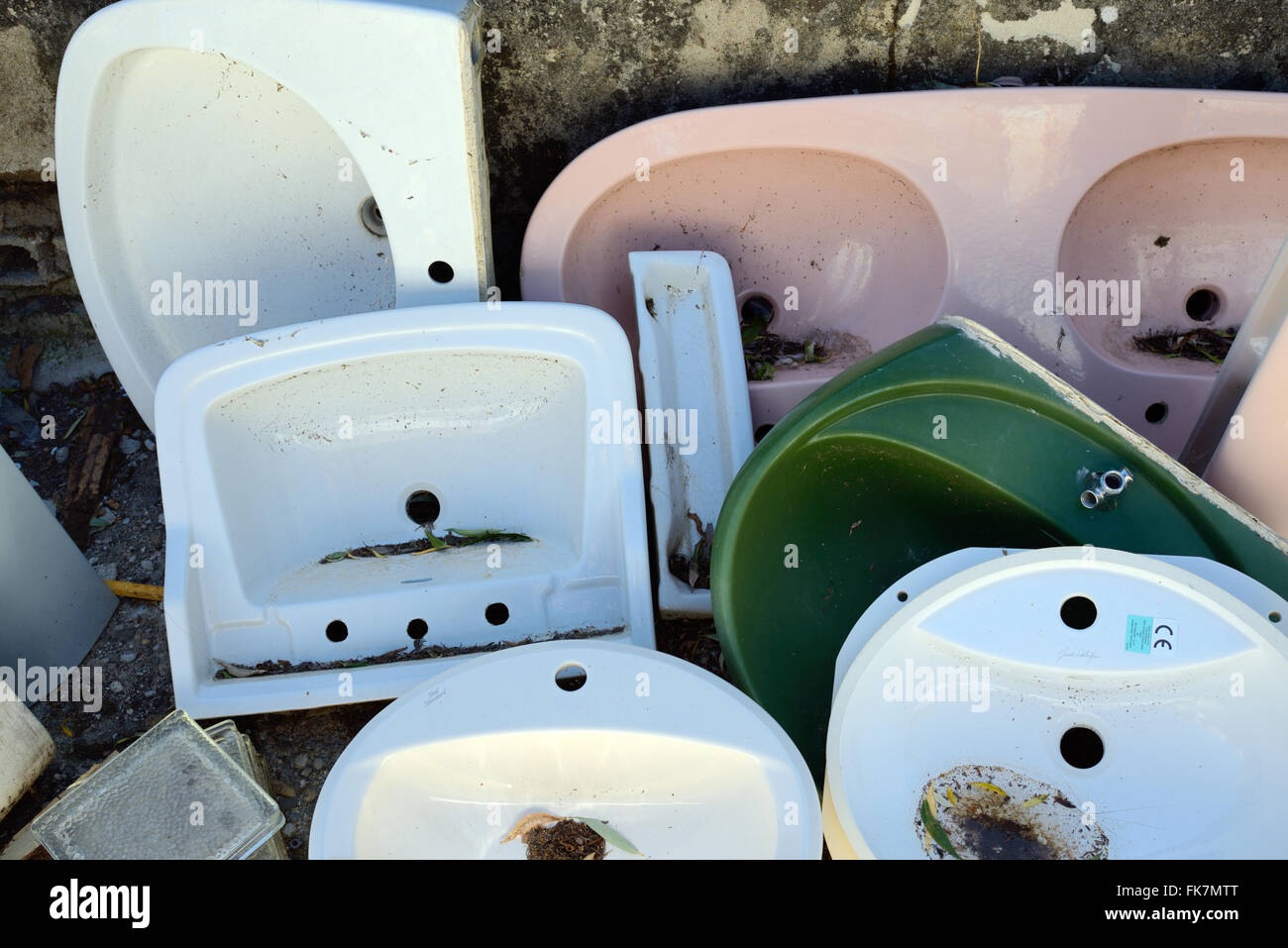 Recycling aus zweiter Hand oder gebrauchte alte Bad-Armaturen und Waschbecken Stockfoto