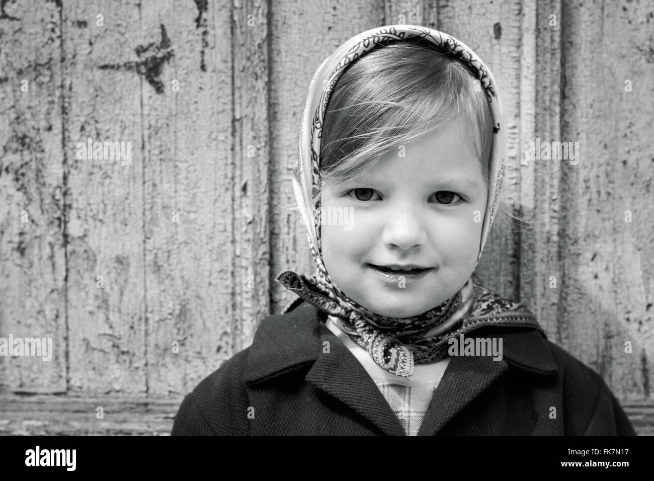 Foto im retro-Stil. Niedliche kleine Mädchen in ein Tuch. Selektiven Fokus. Stockfoto