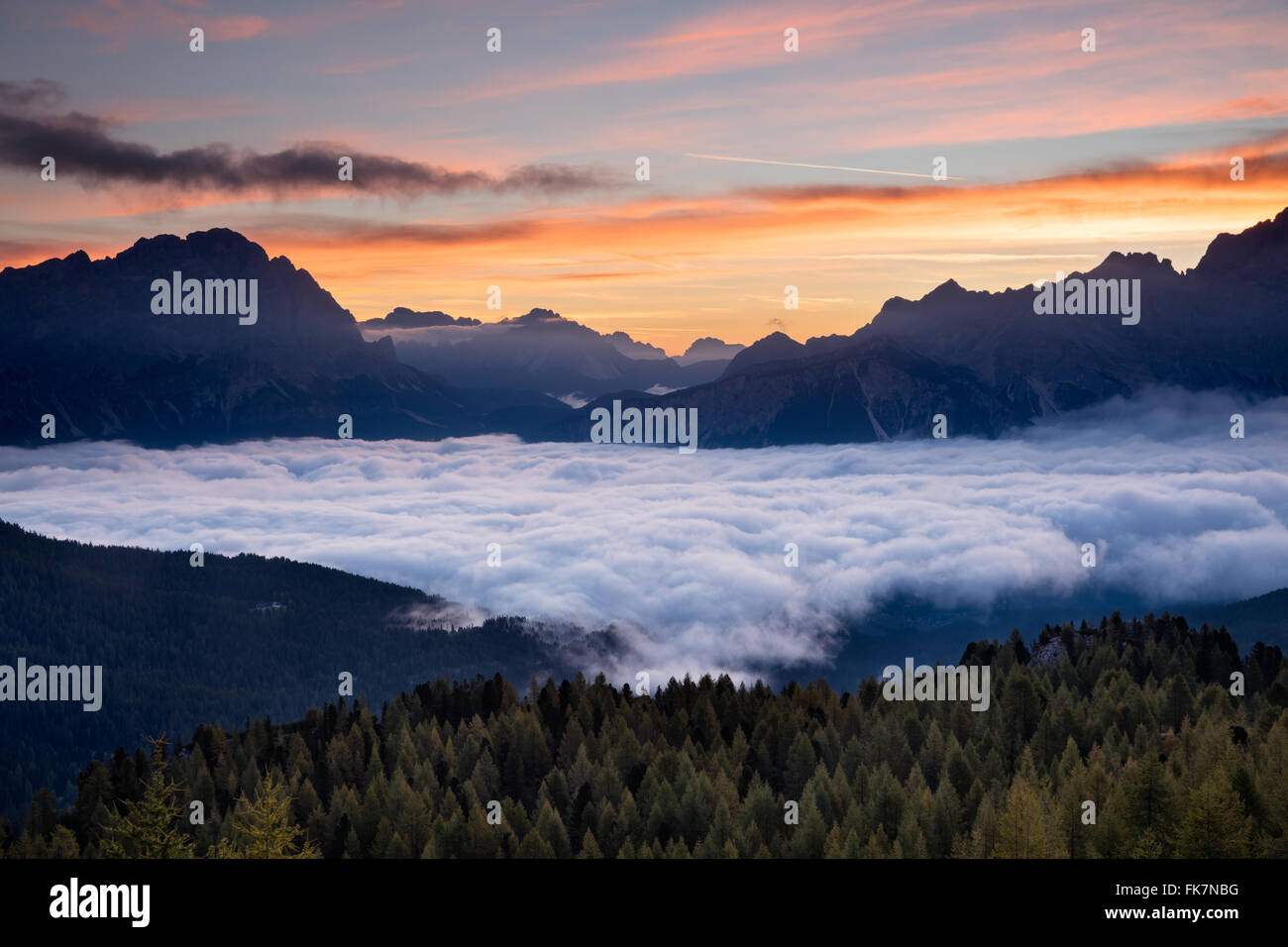 Morgendämmerung über Monte Cristallo & Cortina d ' Ampezzo von Cinque Torri, Dolomiten, Provinz Belluno, Region Venetien, Italien Stockfoto