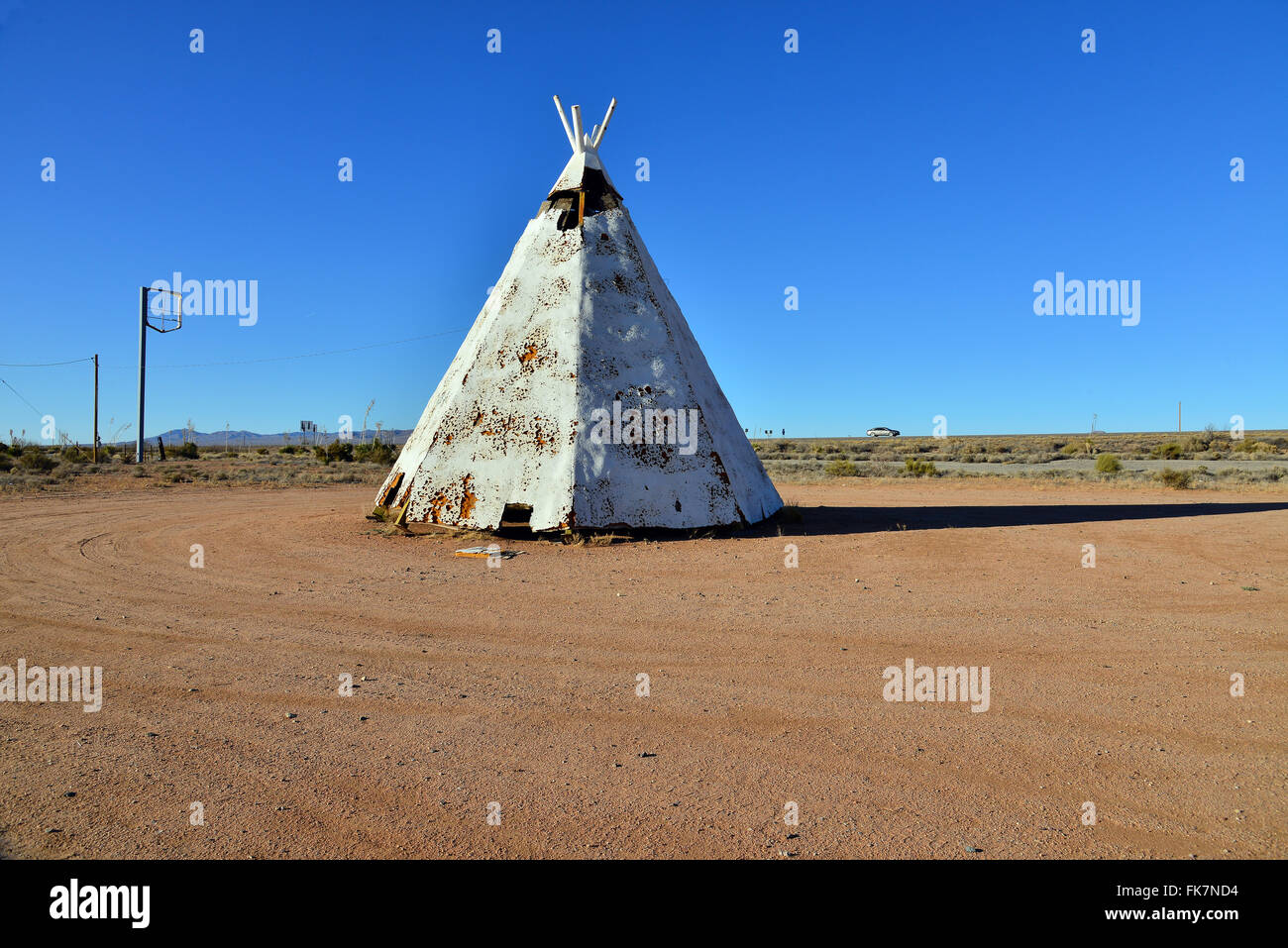 Am Straßenrand Faux Tipi am Interstate highway Stockfoto