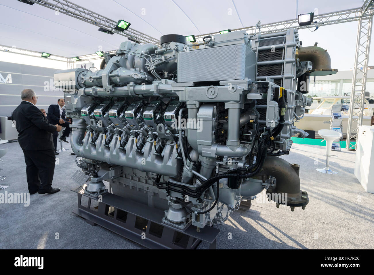 Large 93 Liter V12 Schiffsdieselmotor hergestellt von MTU auf dem Display an Dubai International Boat Show 2016, Vereinigte Arabischen Emira Stockfoto