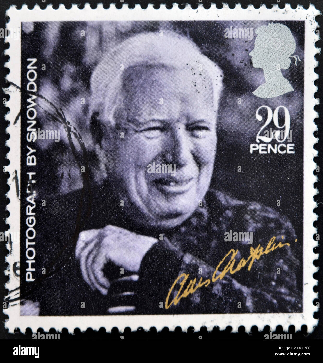Vereinigtes Königreich - ca. 1985: Eine Briefmarke gedruckt in Großbritannien zeigt Charlie Chaplin (vom Foto von Lord Snowdon), ca. 1985 Stockfoto