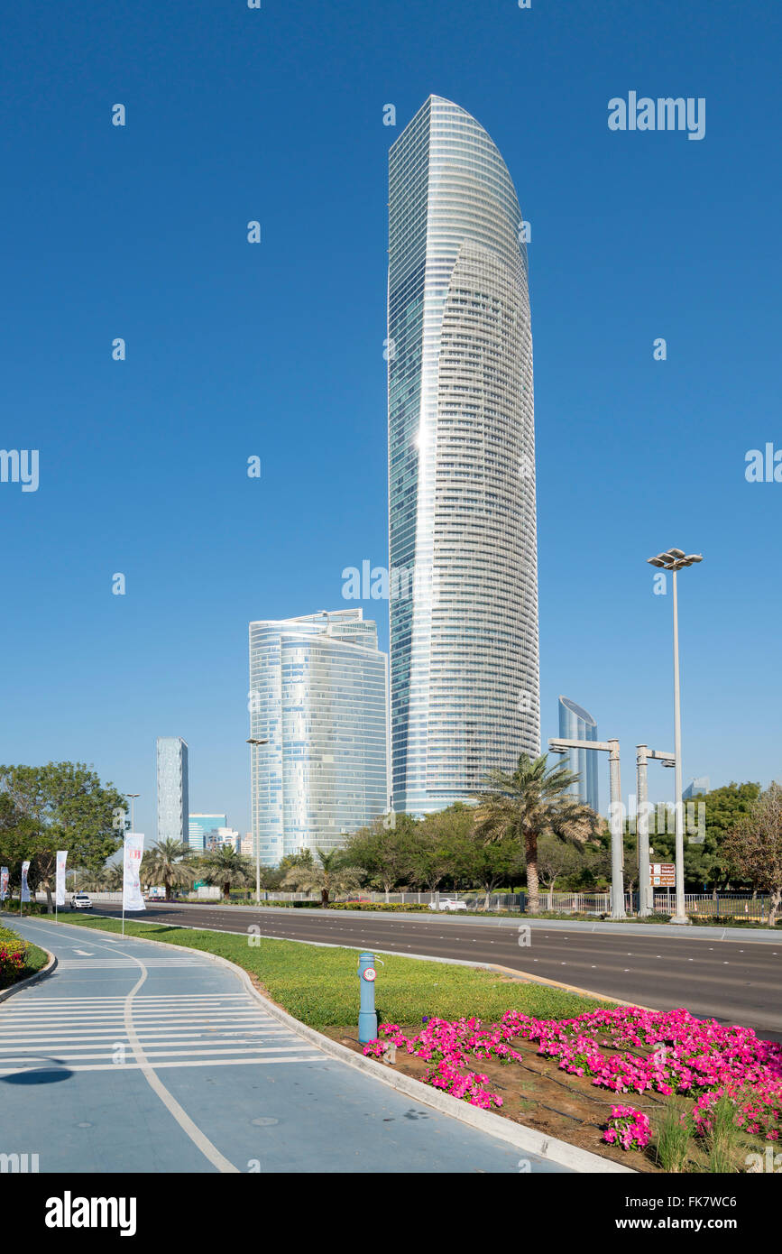 Modernen Bürotürmen (Landmark Tower auf der rechten Seite) und Zyklus verfolgen entlang der Corniche in Abu Dhabi Vereinigte Arabische Emirate Stockfoto