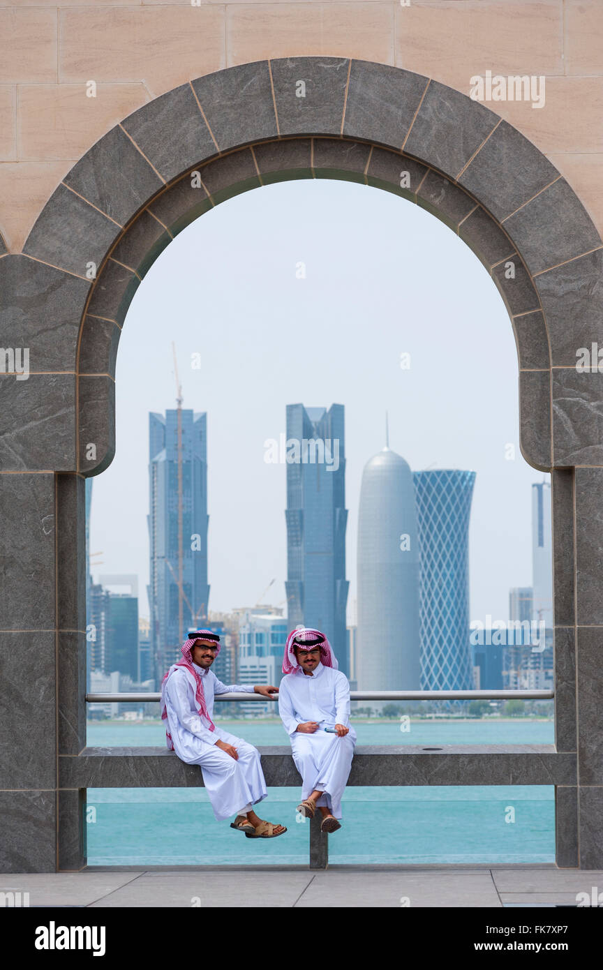 Zwei lokale Männer das Museum für islamische Kunst in Doha Katar Stockfoto