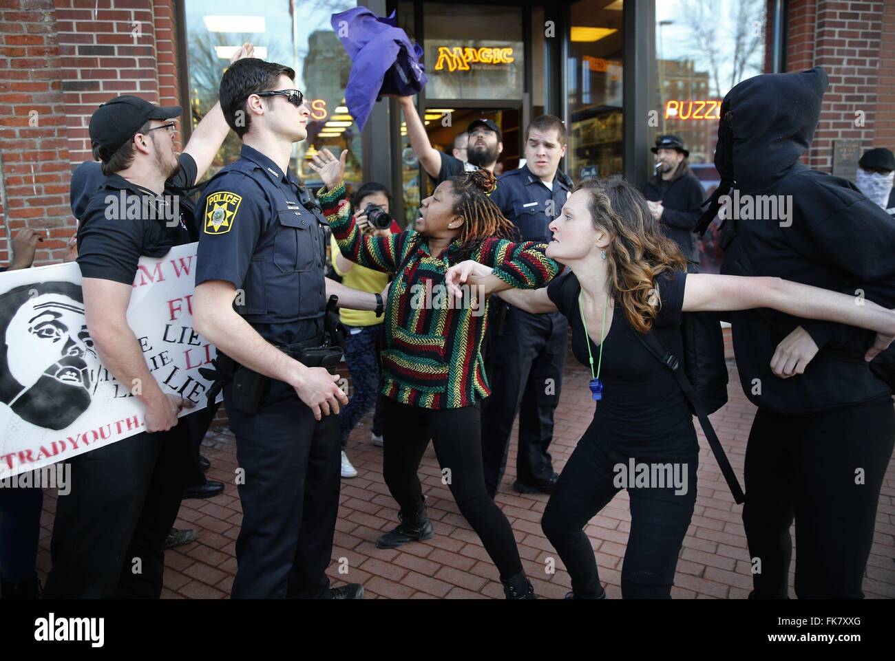 Ein Demonstrant "White Pride" verspottet links gegen Demonstranten, wie er sich am Kirkwood marschiert. Matthew Heimbach wird im Hintergrund für eine lila Jacke zu erreichen. Stockfoto