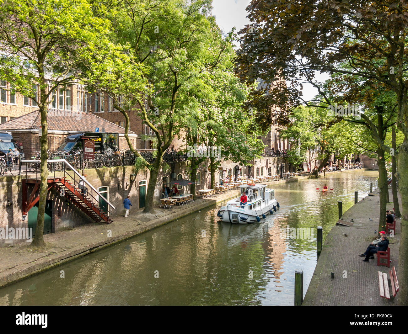 Kais und Kai Keller auf Oudegracht Kanal in Utrecht, Niederlande Stockfoto