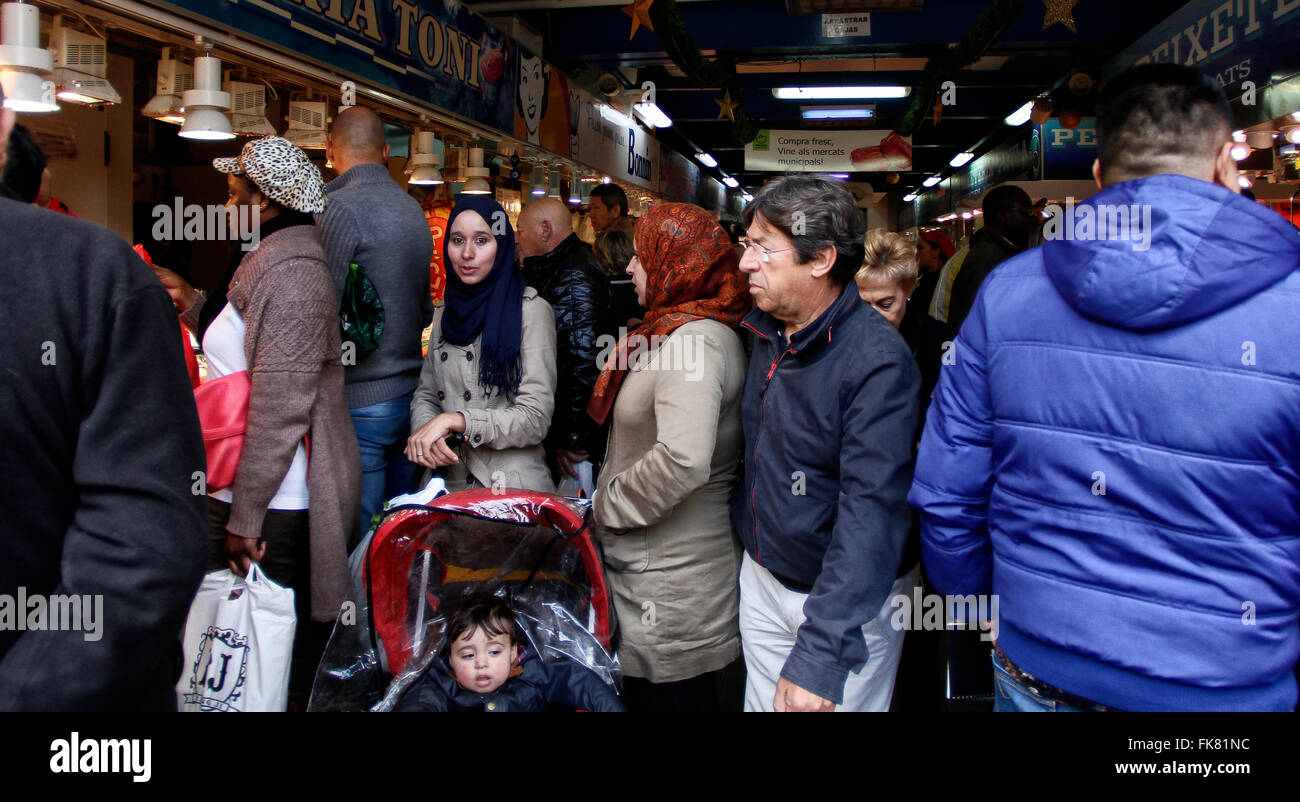 Menschen aus verschiedenen Kulturen, die zu Fuß durch einen traditionellen Markt auf Mallorca. Stockfoto