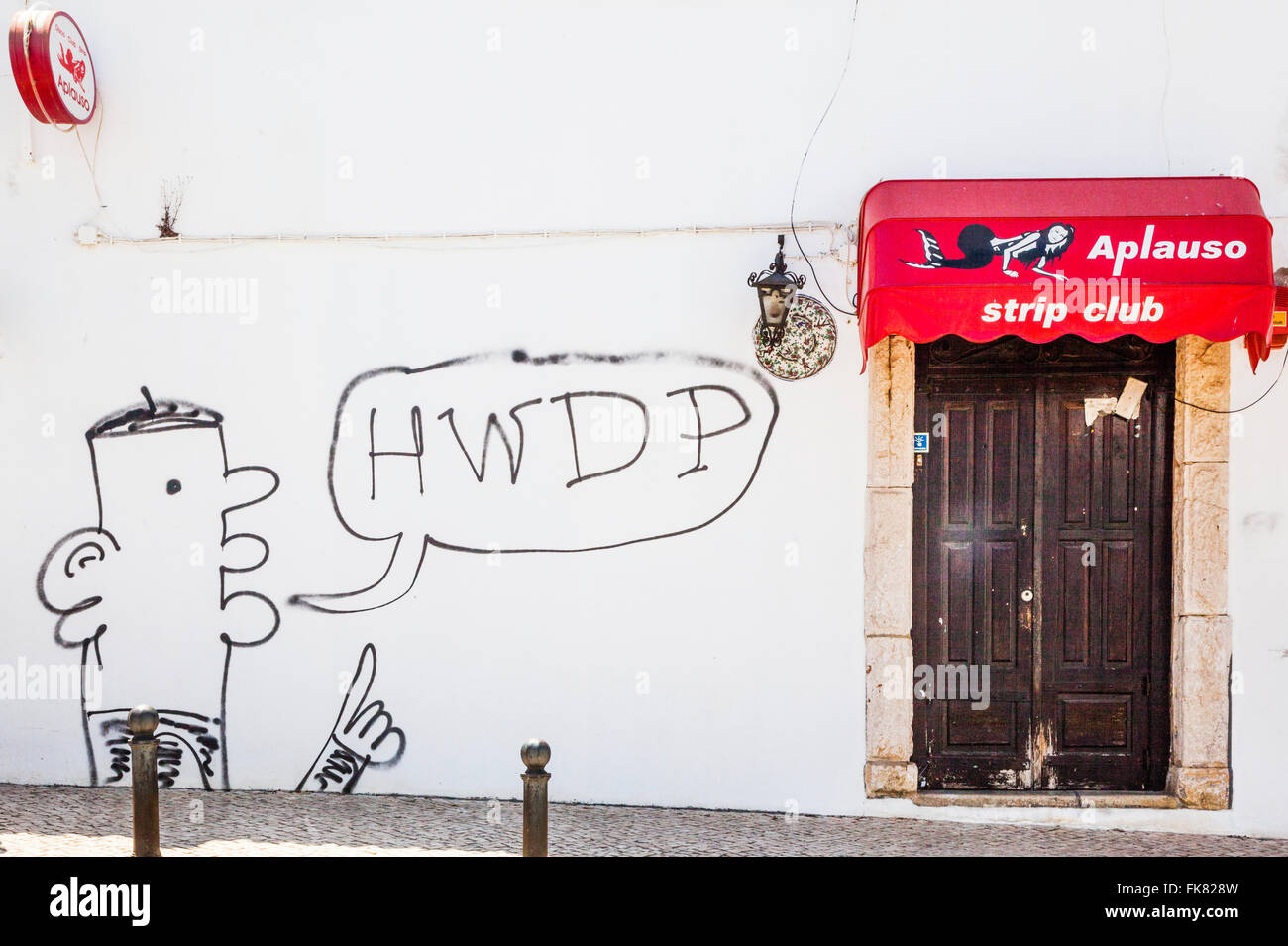 Portugal, Algarve, Strip Club Eingang mit Graffiti in der Altstadt von Lagos, Stockfoto