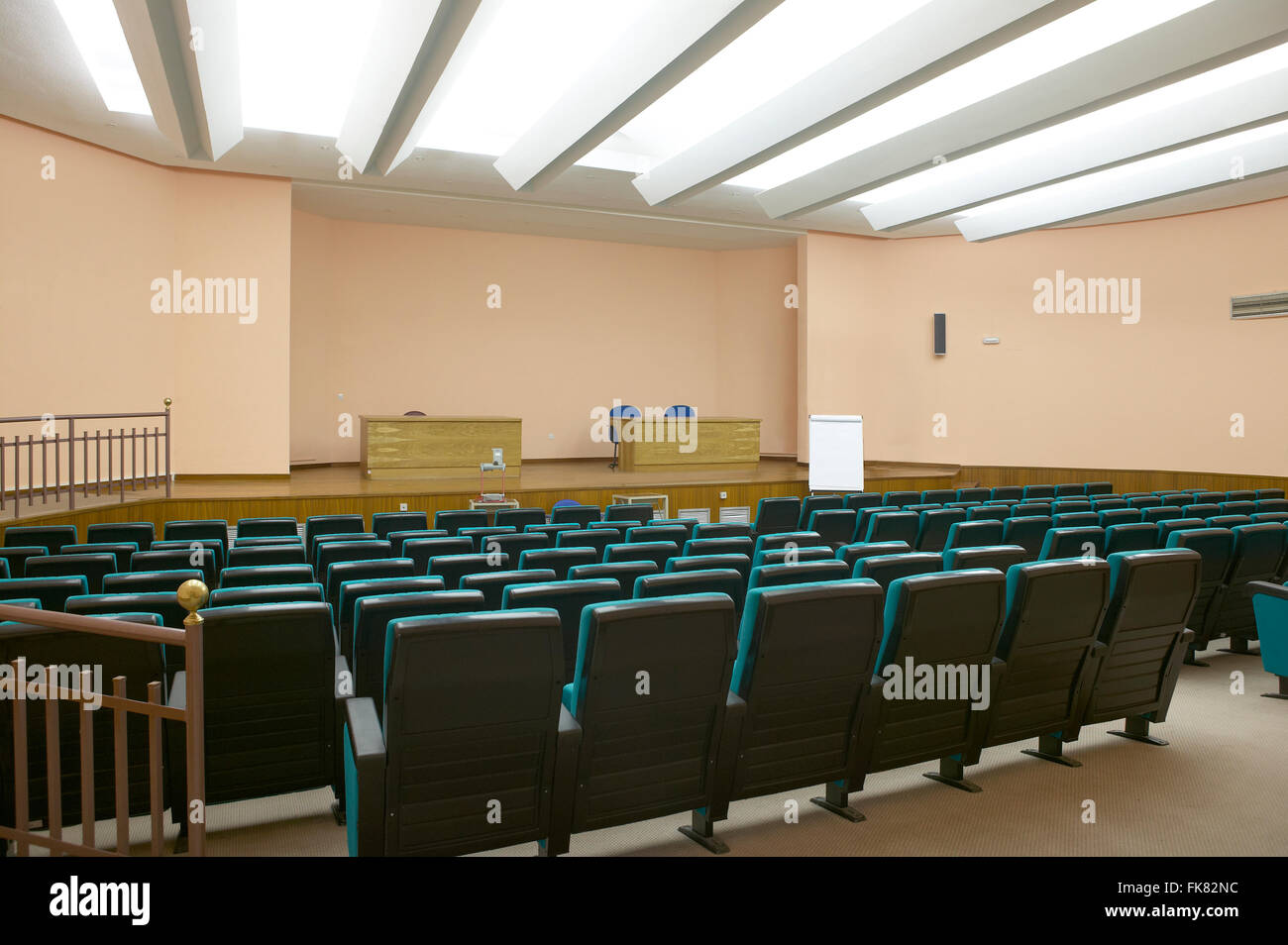 Konferenzraum mit Tageslicht und Sitze. Horizontale Stockfoto