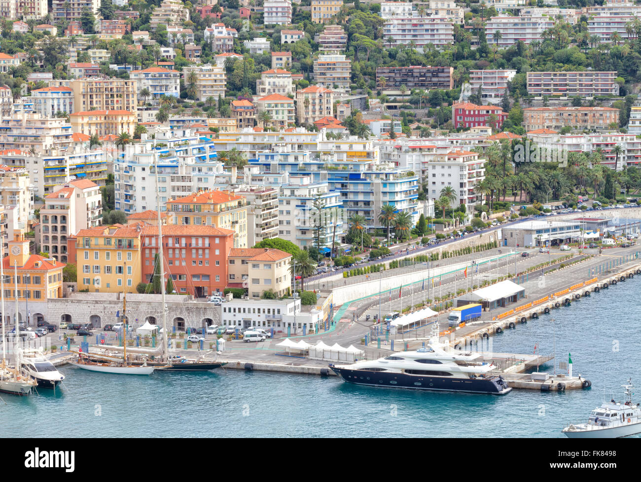 Stadtbild von französischen Mittelmeer Meer Hafen von Nizza mit super-Yachten, Segelboote im Hafen, Villen mit tropischen Gärten Stockfoto