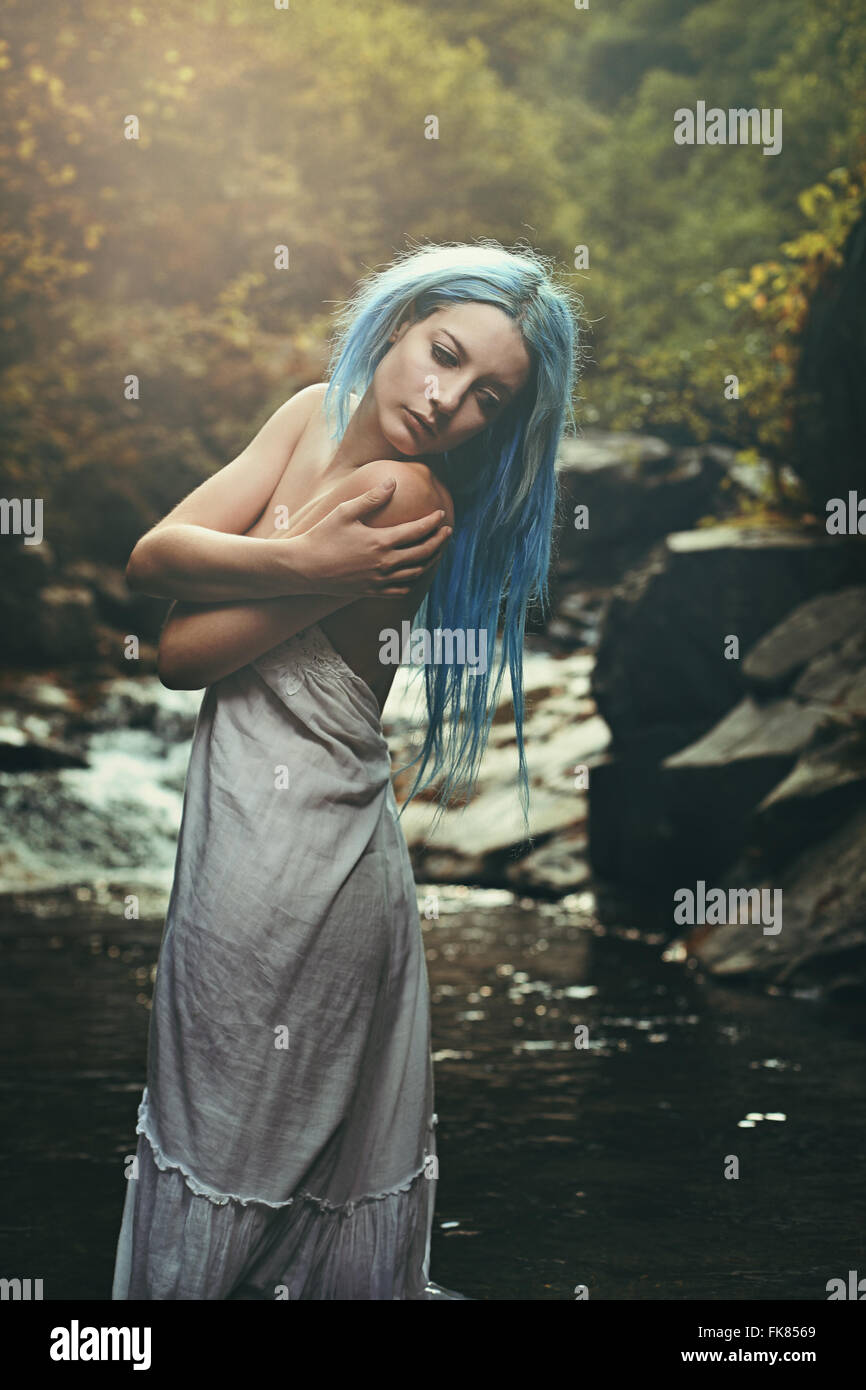 Romantische Porträt einer jungen Frau in den Stream Gewässern. Konzeptionelle Reinheit Stockfoto
