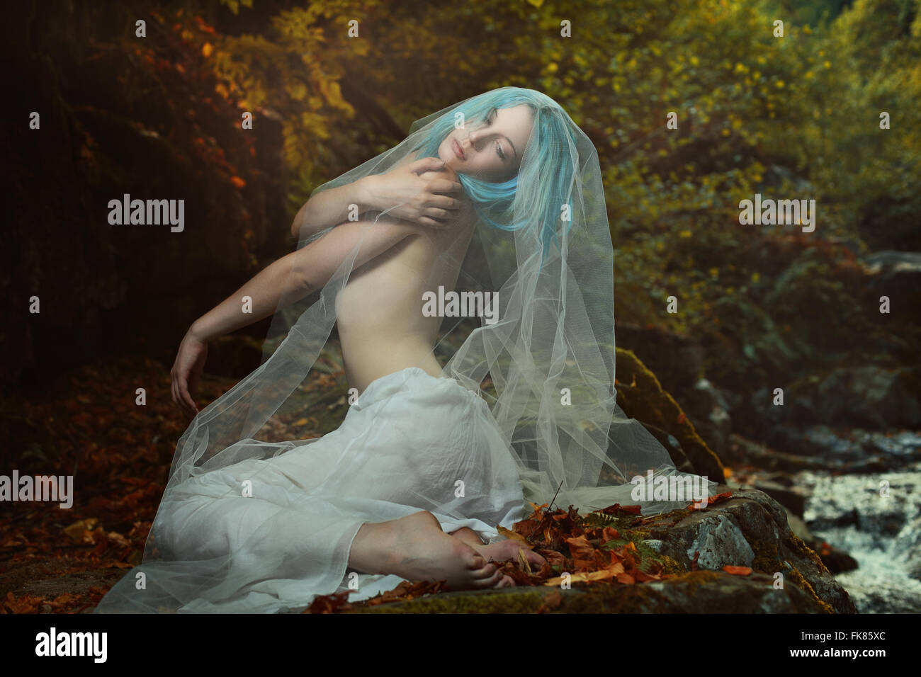 Romantische Portrait der schönen Frau in herbstlichen Farben Wald. Verträumt und ätherisch Stockfoto