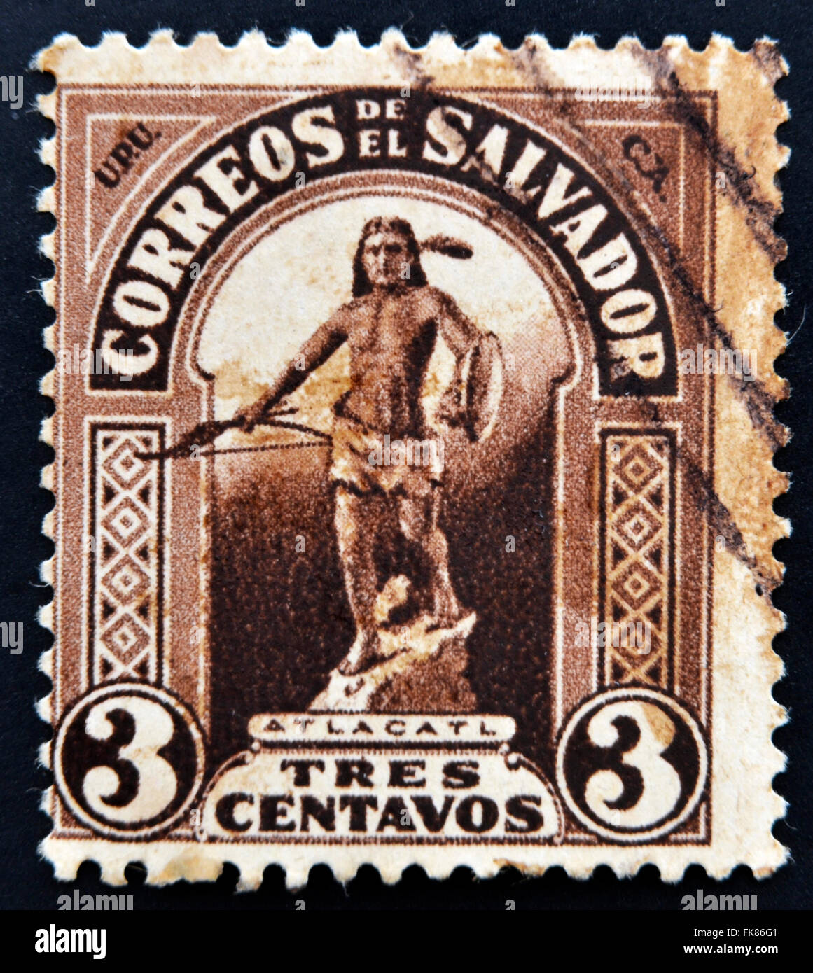 EL SALVADOR - ca. 1924: Eine Briefmarke gedruckt in El Salvador zeigt Atlactl, einheimische Führer gegen die spanische Besetzung, ca. Stockfoto