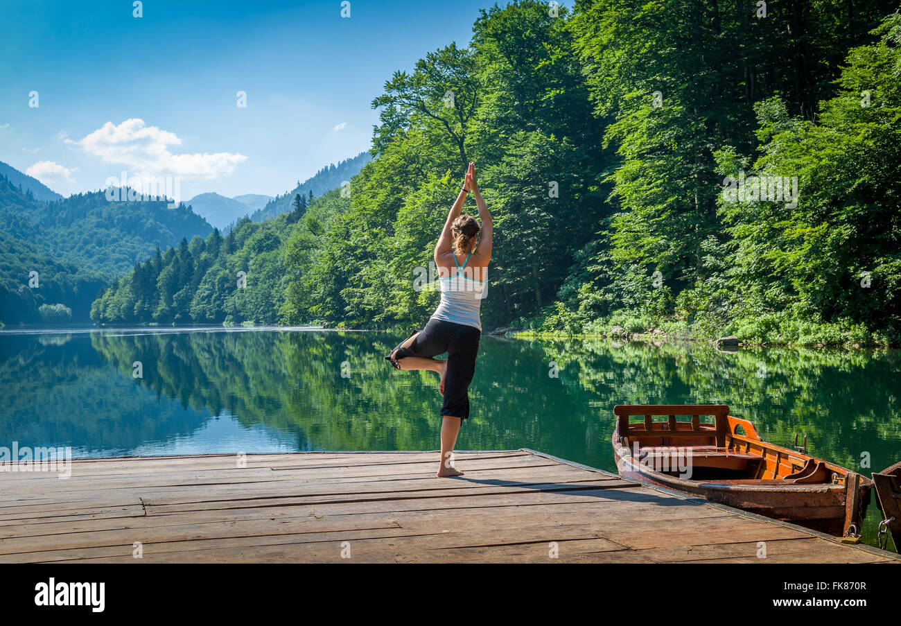 Yoga-Übungen am Berg Wald See. Stockfoto