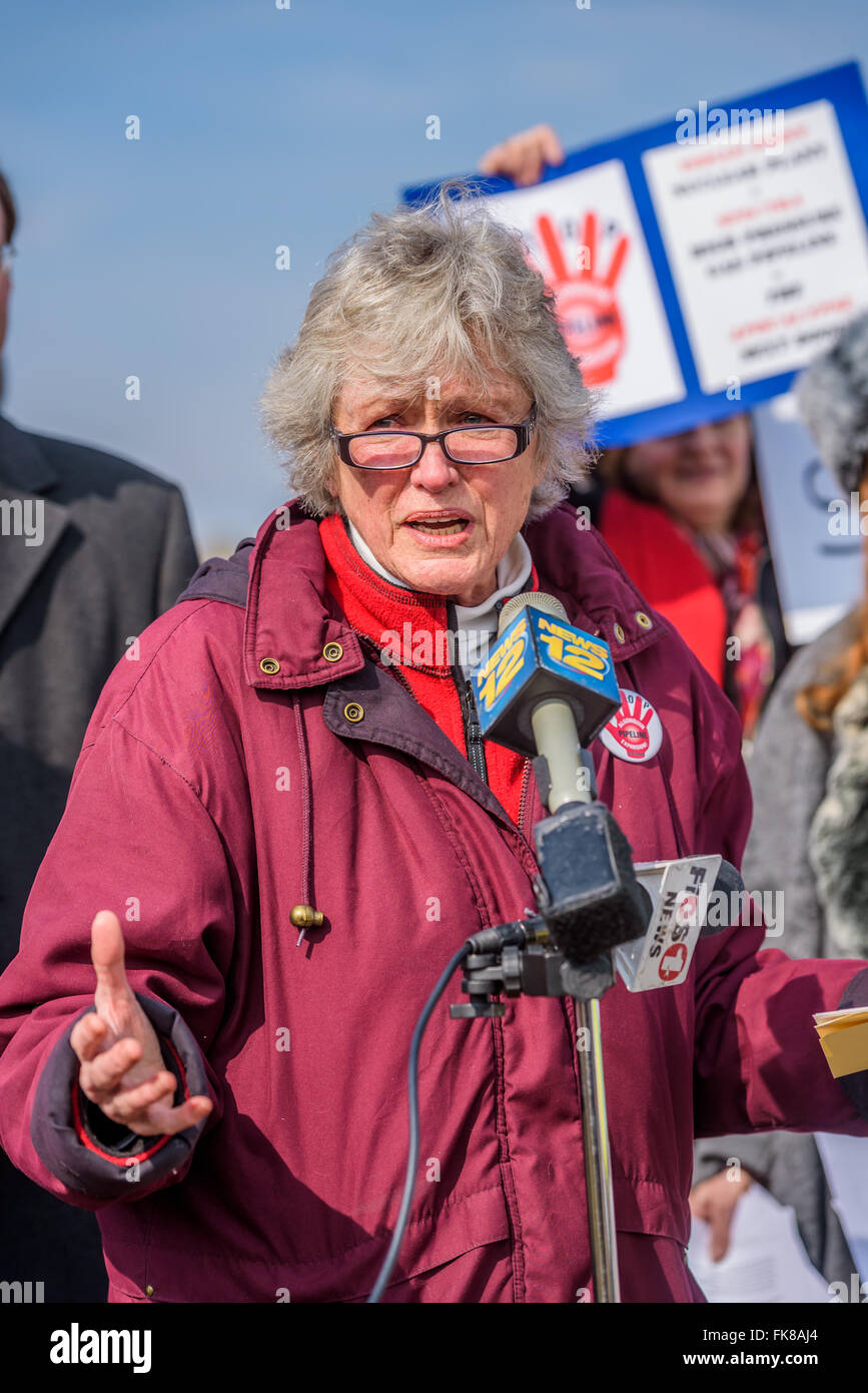 Verplanck, Vereinigte Staaten von Amerika. 7. März 2016. Stoppen Sie Algonquin Pipeline Erweiterung (SAPE) Gründer Suzannah Glidden mit dem Ausdruck ihrer Unterstützung für Gouverneur Cuomo Initiative, die Spektren Ziel Rohrleitungsbau zu stoppen, bis eine unabhängige Sicherheitsbewertung durchgeführt wird. © Erik Mc Gregor/Pacific Press/Alamy Live-Nachrichten Stockfoto