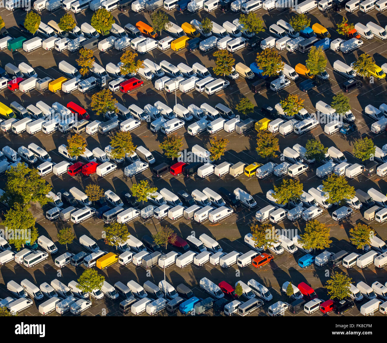 Luftaufnahme, Parkplatz, Auto Lager von Mercedes Benz, Düsseldorf, Nordrhein-Westfalen, Deutschland Stockfoto
