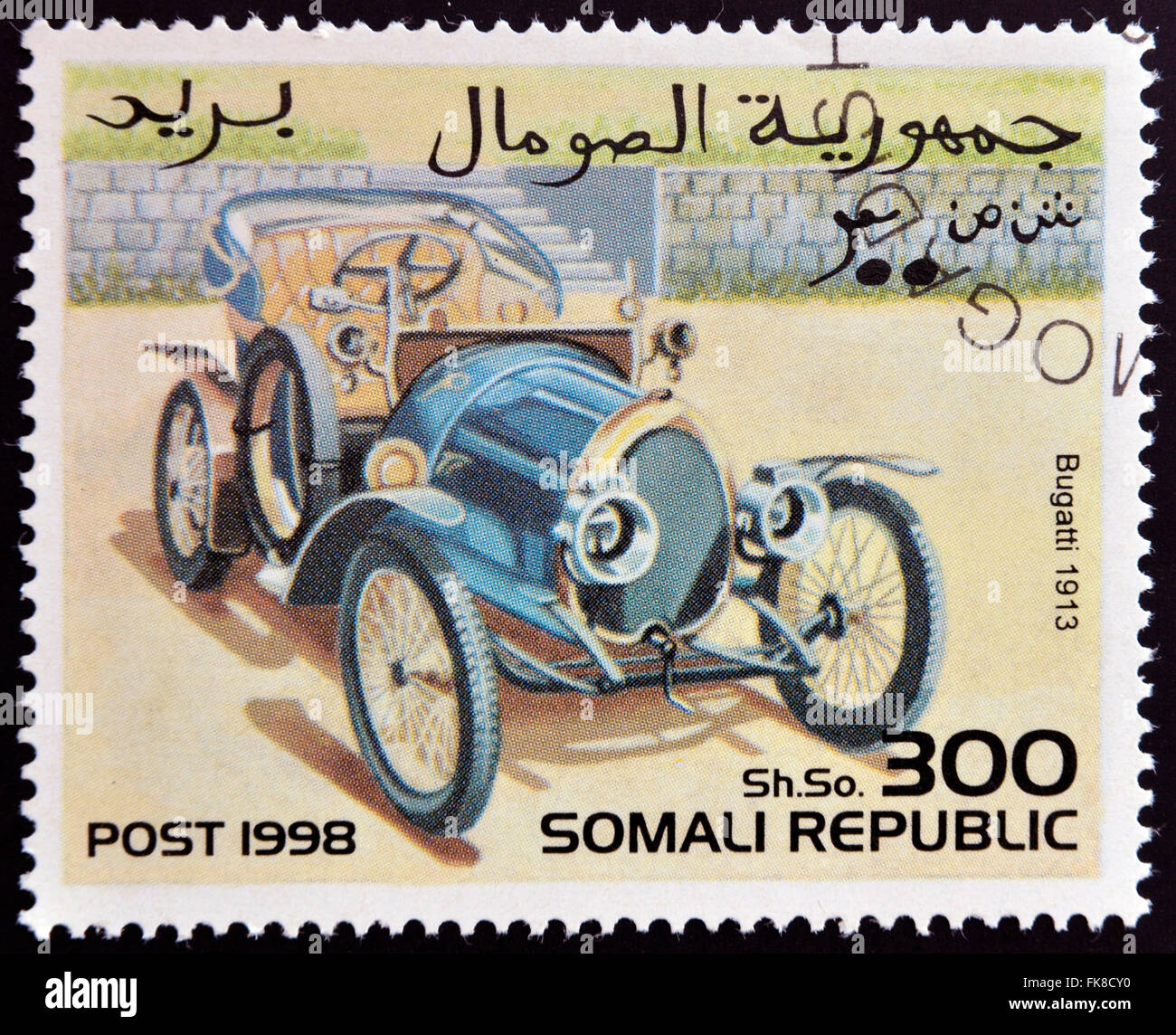 SOMALIA - ca. 1998: Briefmarke gedruckt in somalischen Republik zeigt Retro-Auto, Bugatti, 1913, ca. 1998. Stockfoto