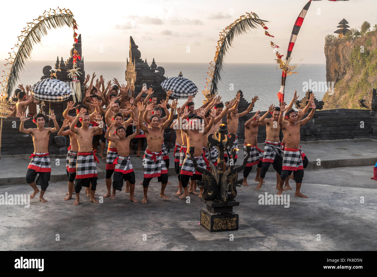 Tänzerinnen der klassische balinesische Kecak-Tanz in Uluwatu Tempel, Bali, Indonesien Stockfoto