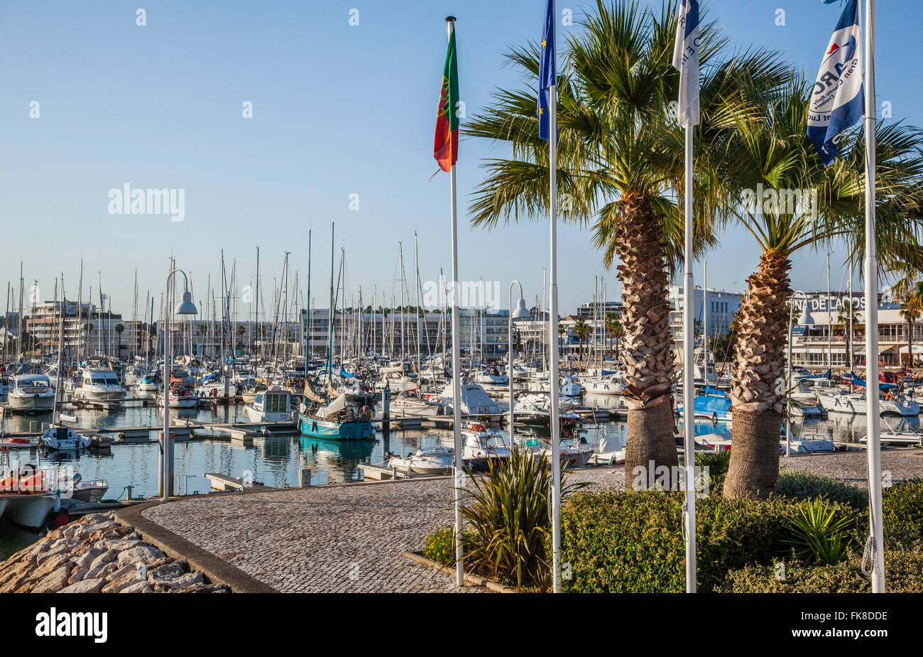Portugal, Algarve, Lagos, Blick auf den Yachthafen Marina de Lagos Stockfoto