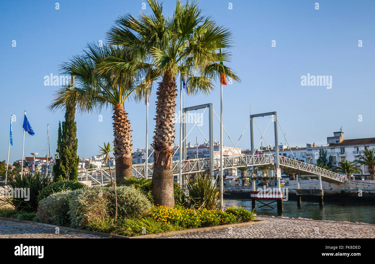 Portugal, Algarve, Lagos, Zugbrücke über den Fluss Bensafrim Stockfoto