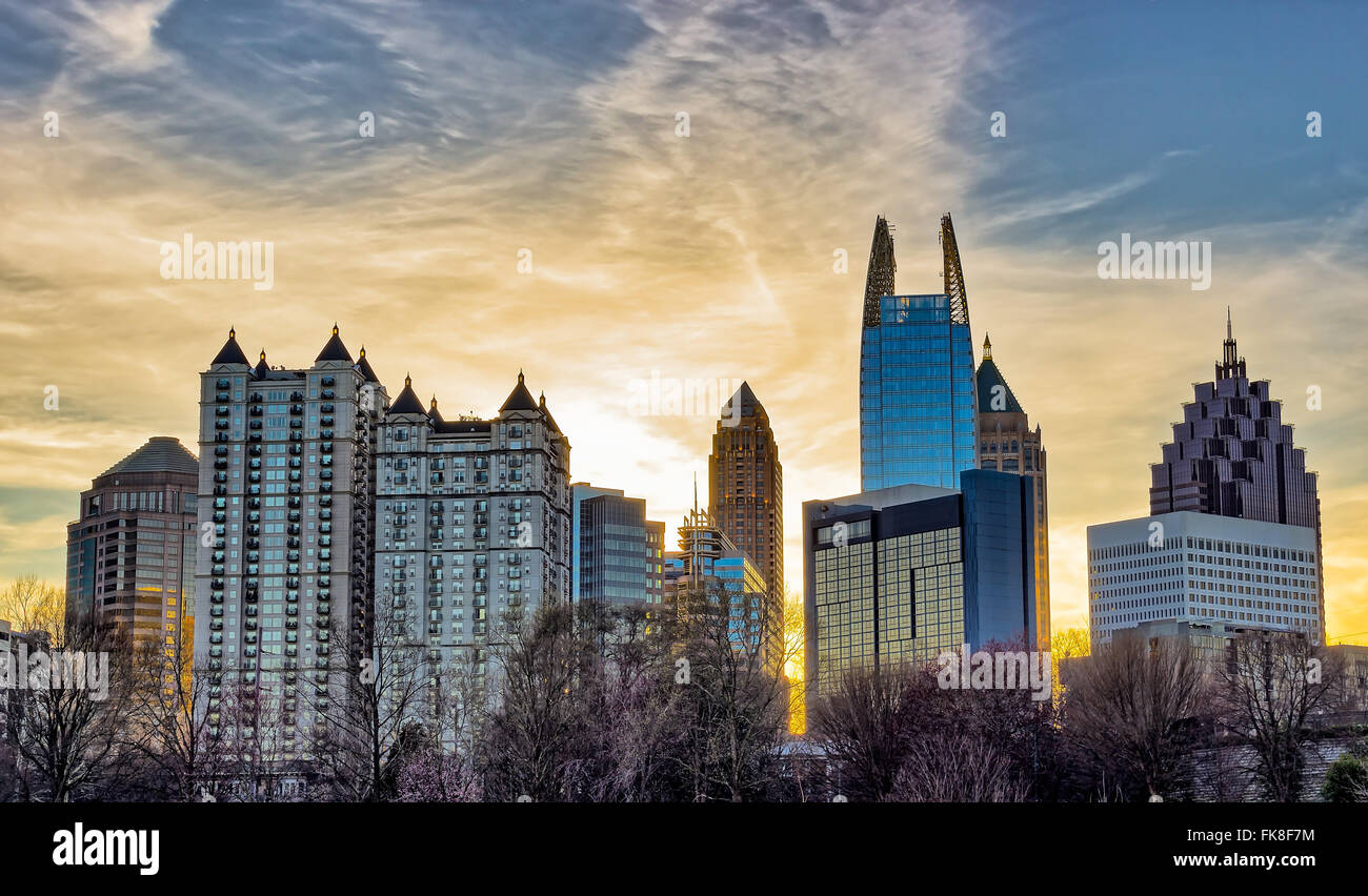 Die Innenstadt von Atlanta Sonnenuntergang mit Gebäuden im Vordergrund Stockfoto