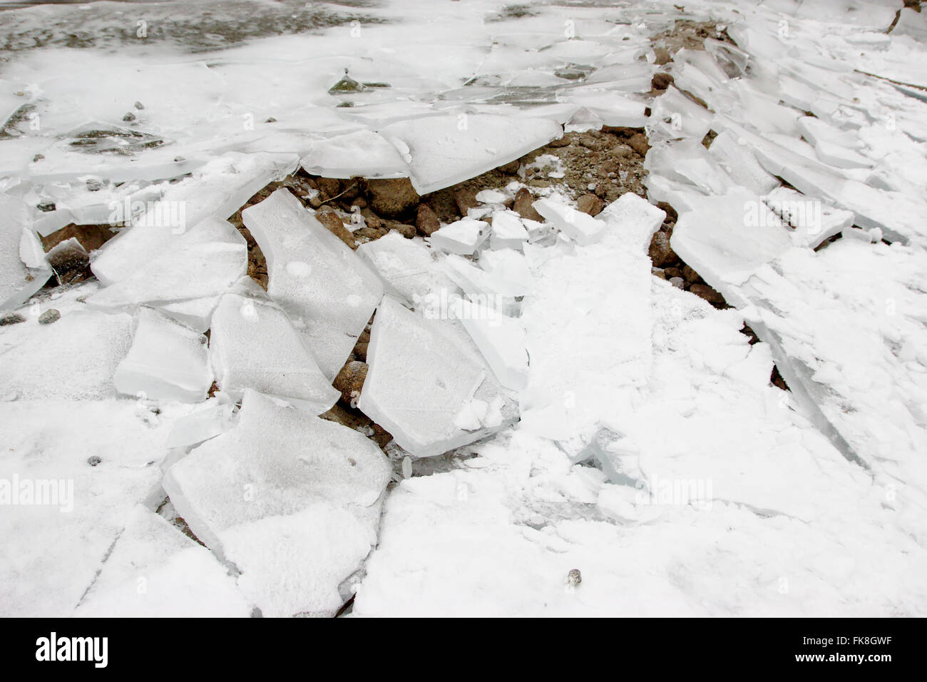 Gebrochenes Eisschicht auf einem See im Val di Mello, Italien Stockfoto