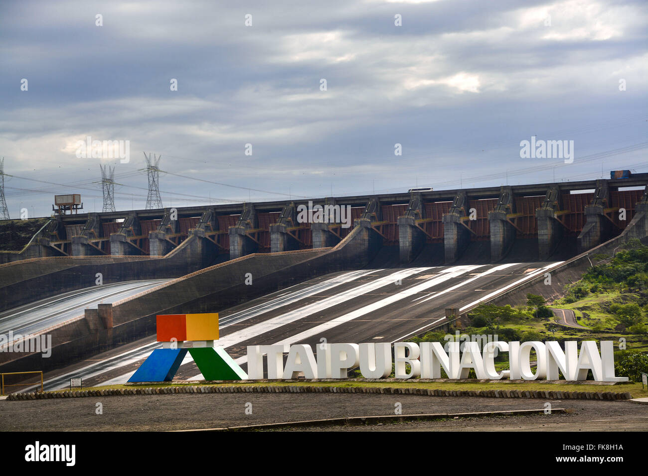Abflußkanal Itaipu-Staudamm - Itaipu - Integration zwischen Brasilien und Paraguay Stockfoto
