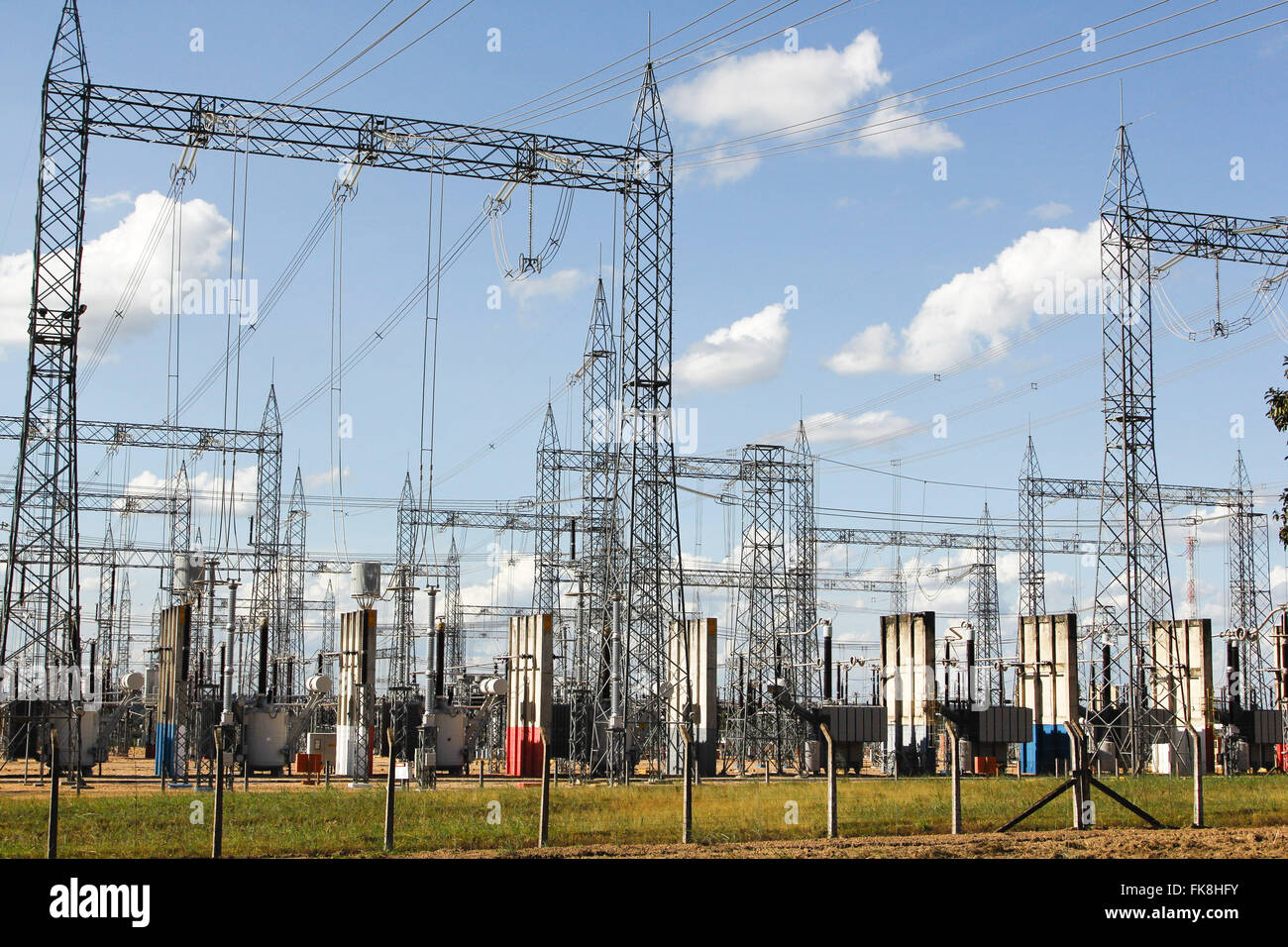 Leitungen von dem Umspannwerk Miracema Stockfoto