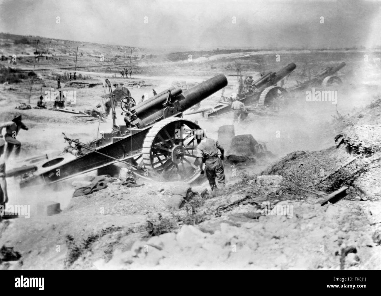 Britische 8-Zoll-Haubitzen der 39. Belagerung Batterie, Royal Garrison Artillery (RGA), feuern auf die deutschen aus dem Reichswehrministerium Mametz-Tal während der Schlacht an der Somme im Weltkrieg, c. August 1916 Stockfoto