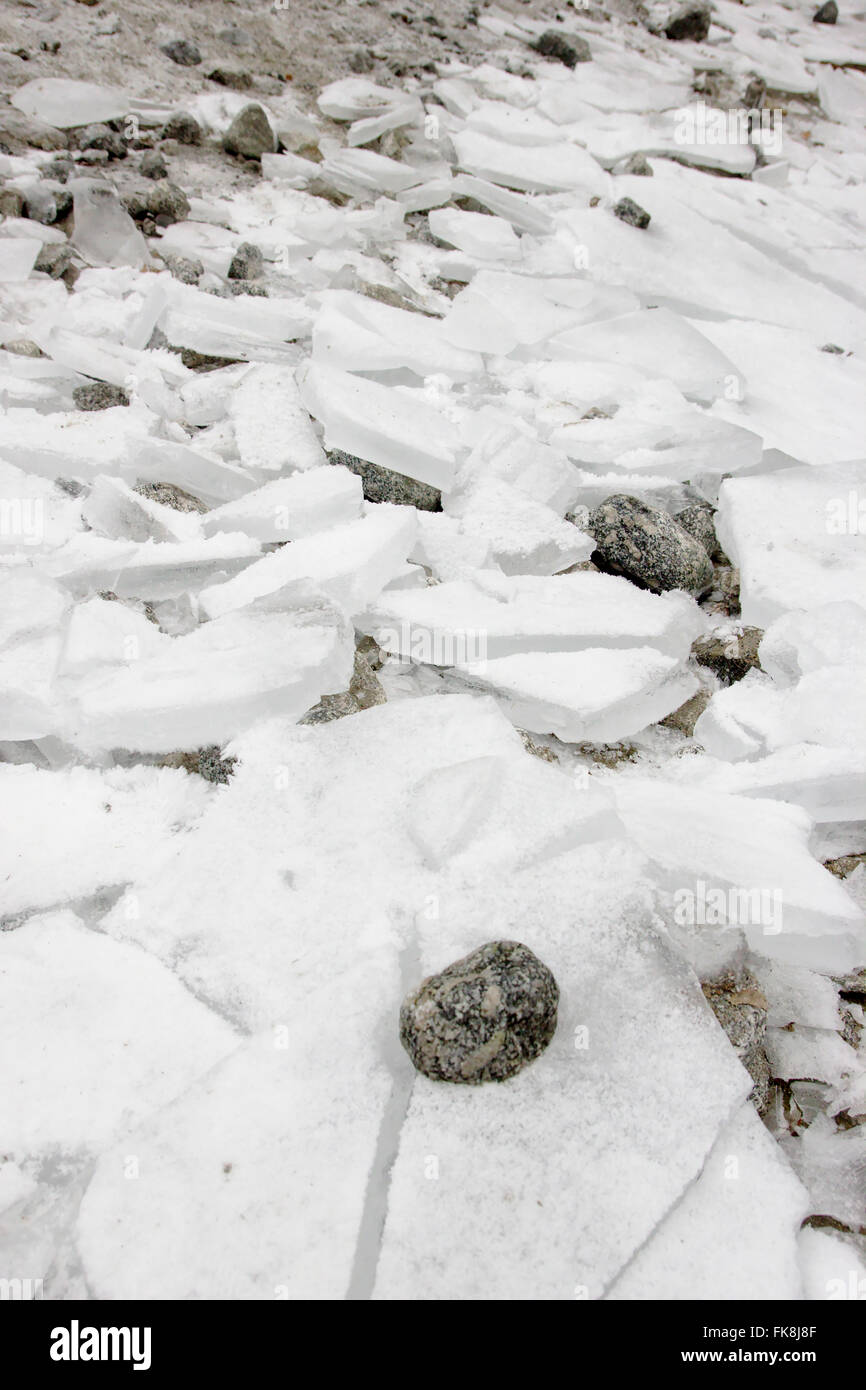 Gebrochenes Eisschicht auf einem See im Val di Mello, Italien Stockfoto