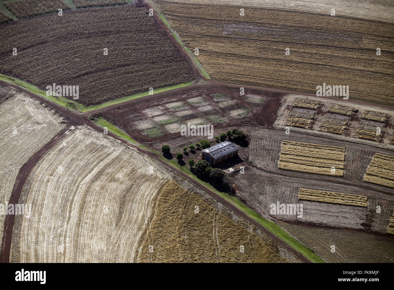 Luftaufnahme des ländlichen Anwesen mit landwirtschaftliche Vielfalt Stockfoto