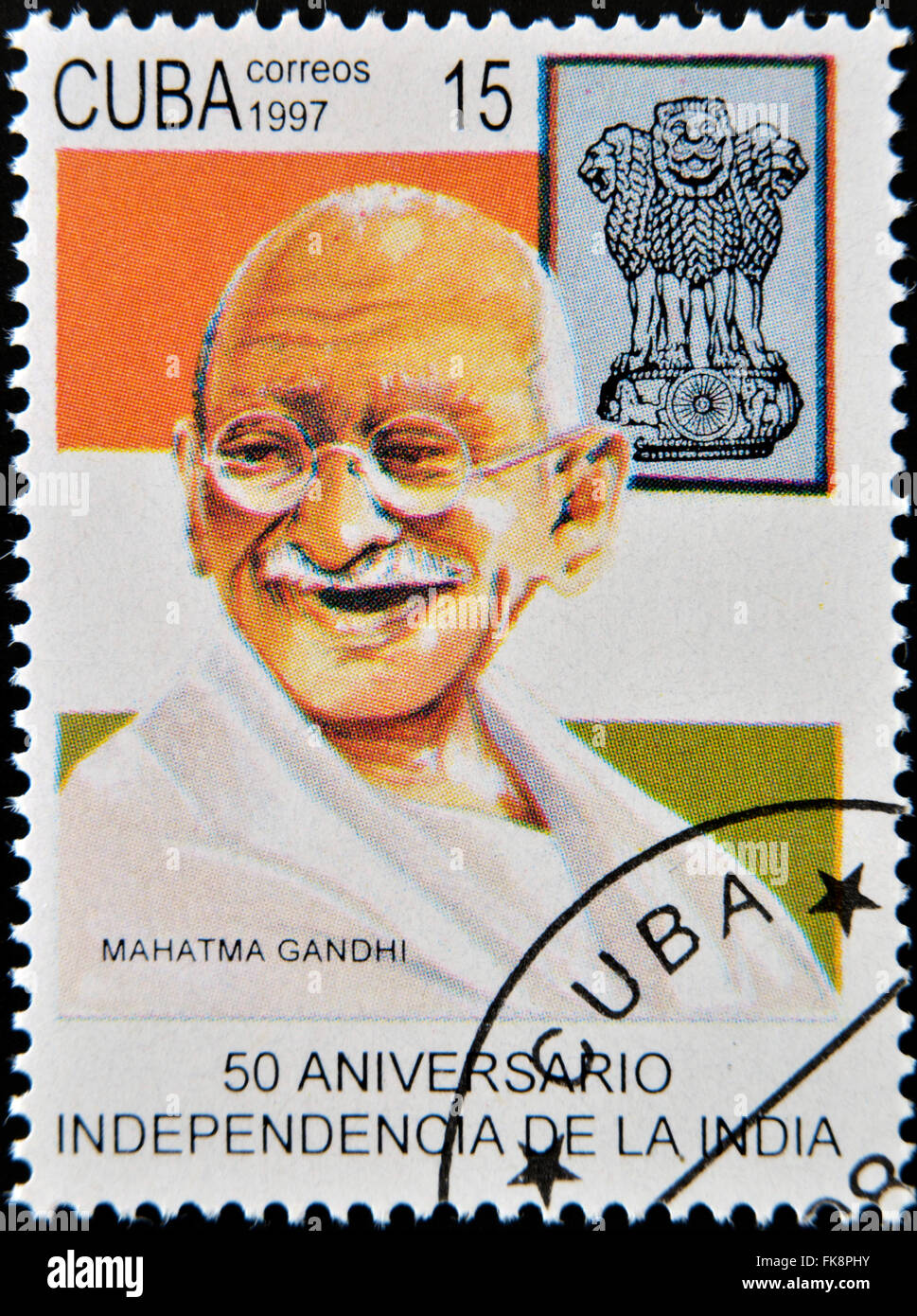 Kuba - CIRCA 1997: Eine Briefmarke gedruckt in Kuba zeigt Mahatma Gandhi zum 50. Jahrestag der Unabhängigkeit von Indien, ca. 1997 Stockfoto