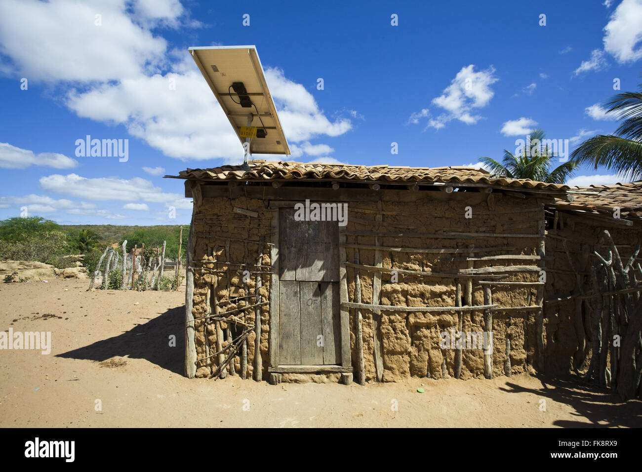 Haus aus Flechtwerk und Lehm mit Solar-Panel zur Erzeugung von Strom für Finanzierung Stockfoto