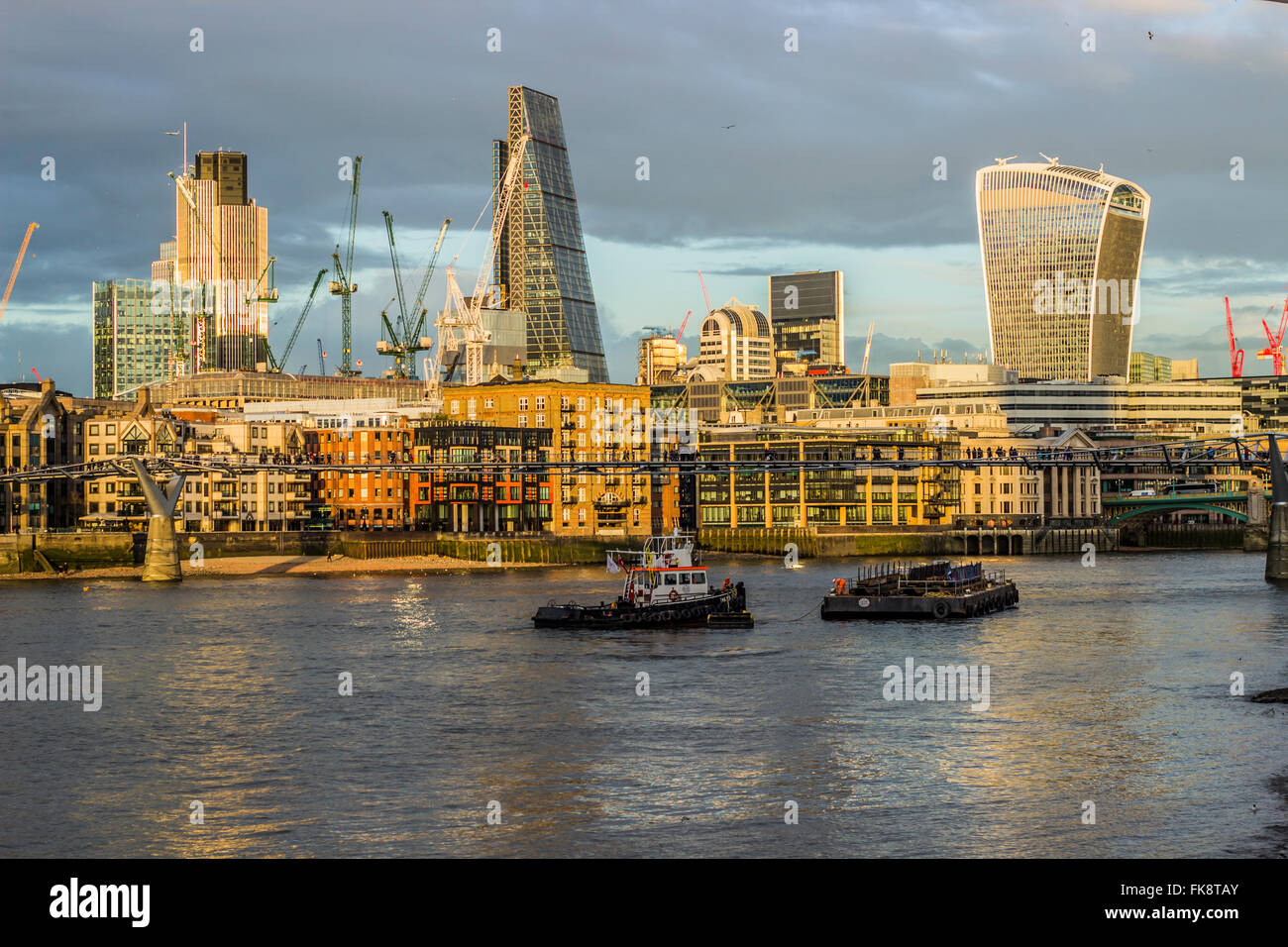 Cheesegrater und Walkie-Talkie Stockfoto