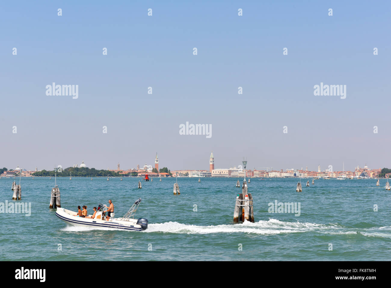 Venedig, Stadt, Skyline, Wasser-Taxi, Boot, Schiff, Schnellboot, Fischerboot, Fähre, Wasser, Meer, Lagune, Ansicht, Übersicht, Lido, Venedig Stockfoto