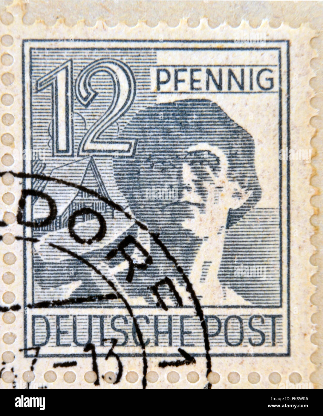 Deutschland - CIRCA 1947: Eine Briefmarke gedruckt in der Bundesrepublik Deutschland (BRD) zeigt einen Arbeiter in einem Hut, ca. 1947 Stockfoto
