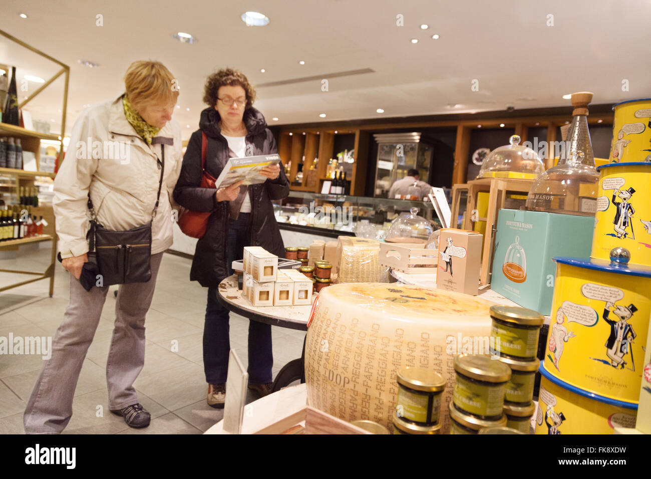 Leute einkaufen, Kaufhaus Fortnum & Mason Innenraum, essen Abschnitt, Piccadilly, London, Großbritannien Stockfoto