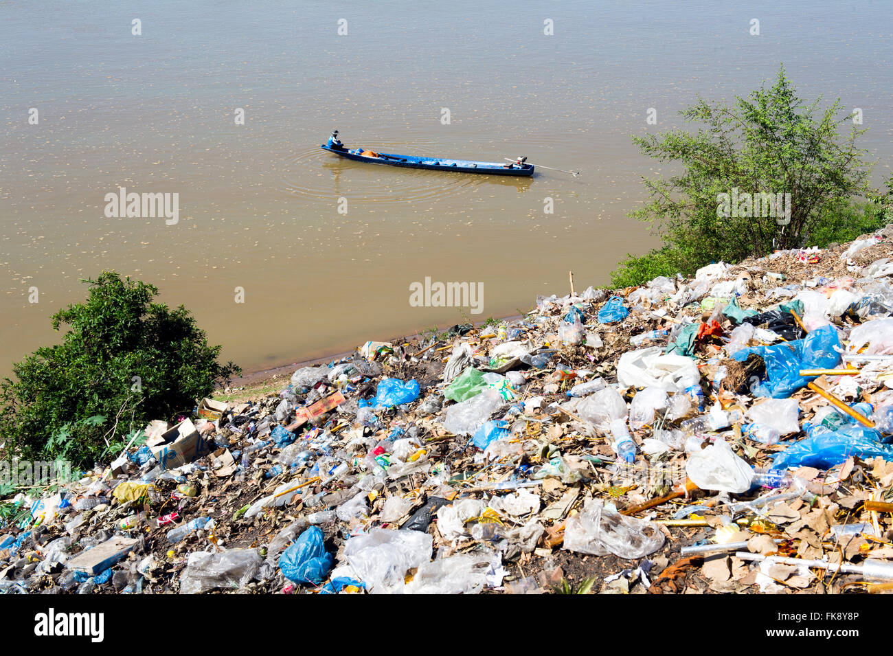 Asien. Süd-Ost-Asien. Laos. Provinz Khammuan. Thakhek. Verschmutzung an den Ufern des Mekong. Stockfoto
