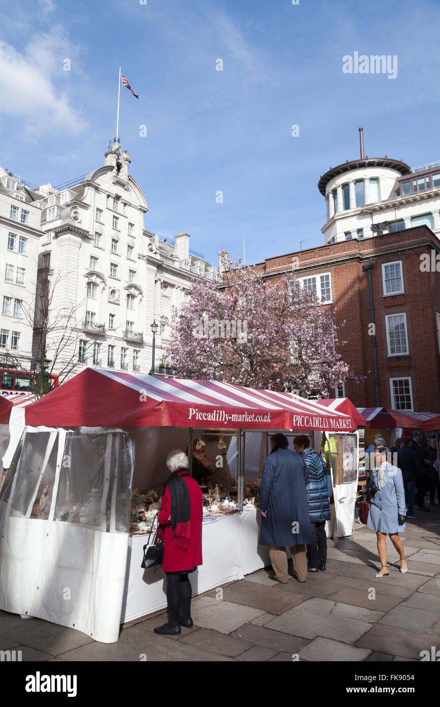 Menschen, die Einkaufen auf Piccadilly Markt, St James Church, London UK Stockfoto