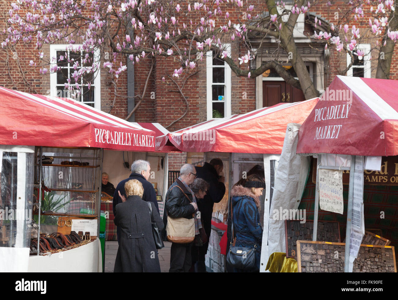 Menschen, die Einkaufen bei Piccadilly Markt, St James Church, Piccadilly, London, UK Stockfoto