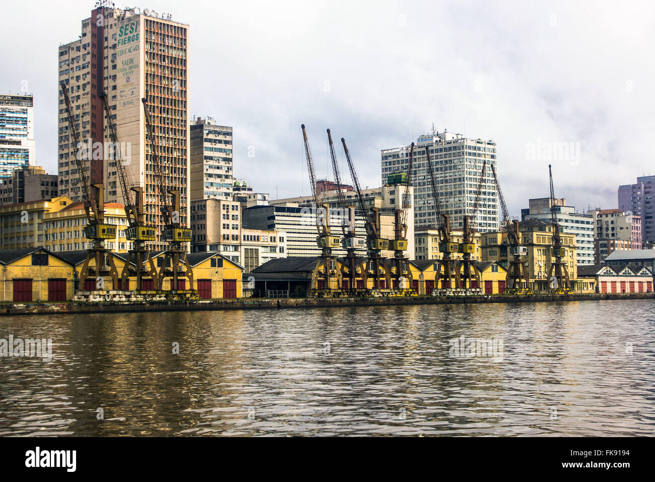 Wirft die Docks Altstadt mit Hintergrund Stockfoto