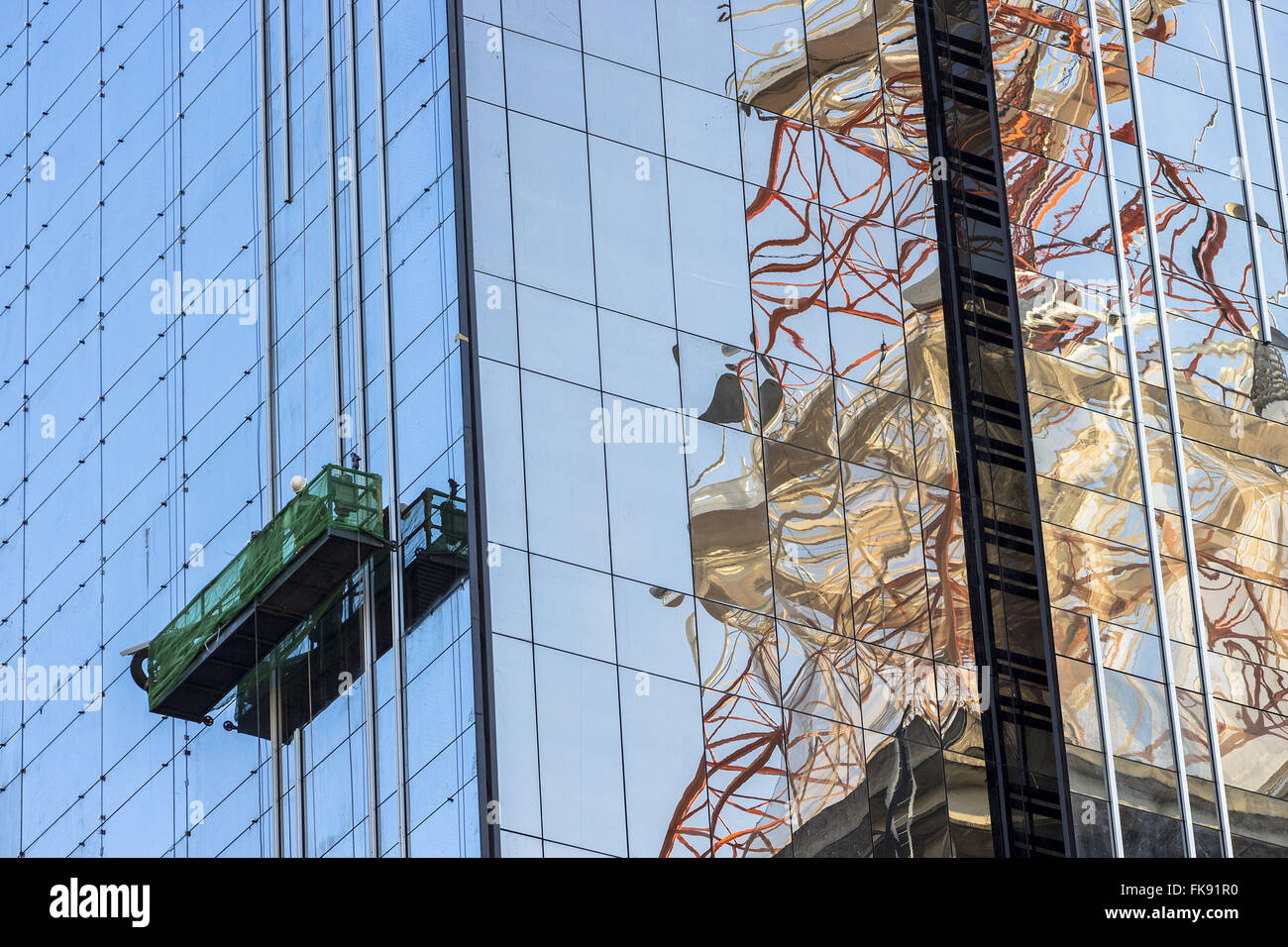 Arbeiter arbeiten auf Gerüsten in einem Werk des bürgerlichen Baues auf Avenida Paulista Stockfoto