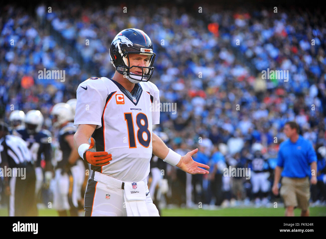 Datei. 7. März 2016. PEYTON MANNING hat einen emotionalen Abschied nach 18 Jahren in der NFL, einen Tag nach der legendären Quarterback Ruhestand von der Super Bowl angekündigt wurde Weltmeister Denver Broncos. Manning, 39, der älteste Start Quarterback in der Super Bowl Geschichte wurde letzten Monat nach Führung Denver vorbei die Carolina Panthers 24-10 gewinnen Super Bowl 50, sein letztes Spiel. Im Bild: 14. Dezember 2014-quarterback Denver Broncos Peyton Manning #18 in Aktion während der NFL Football-Spiel zwischen den Denver Broncos und die San Diego Chargers im Qualcomm Stadium in San Diego, Kalifornien. (Credit Stockfoto