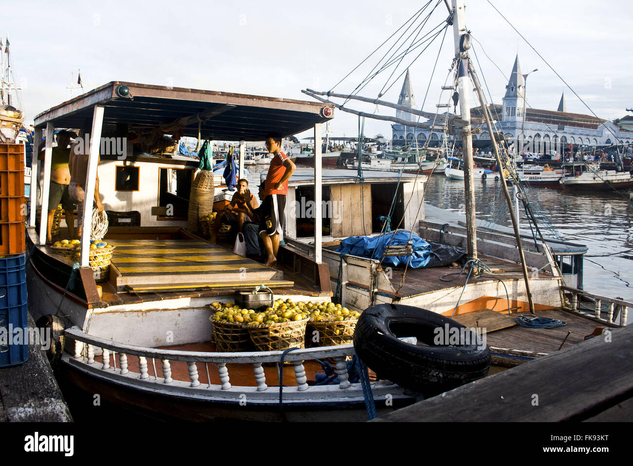 Amazon-Schiff vor Anker in der Bucht von Guajara - beiläufige Markt Ver-o-Peso Stockfoto