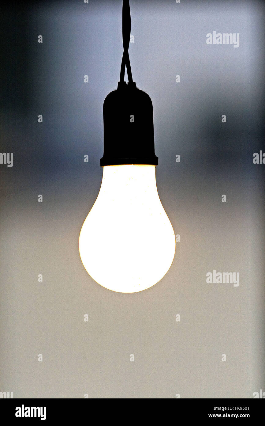 Glühlampe mit Wolfram-Glühfaden Stockfoto